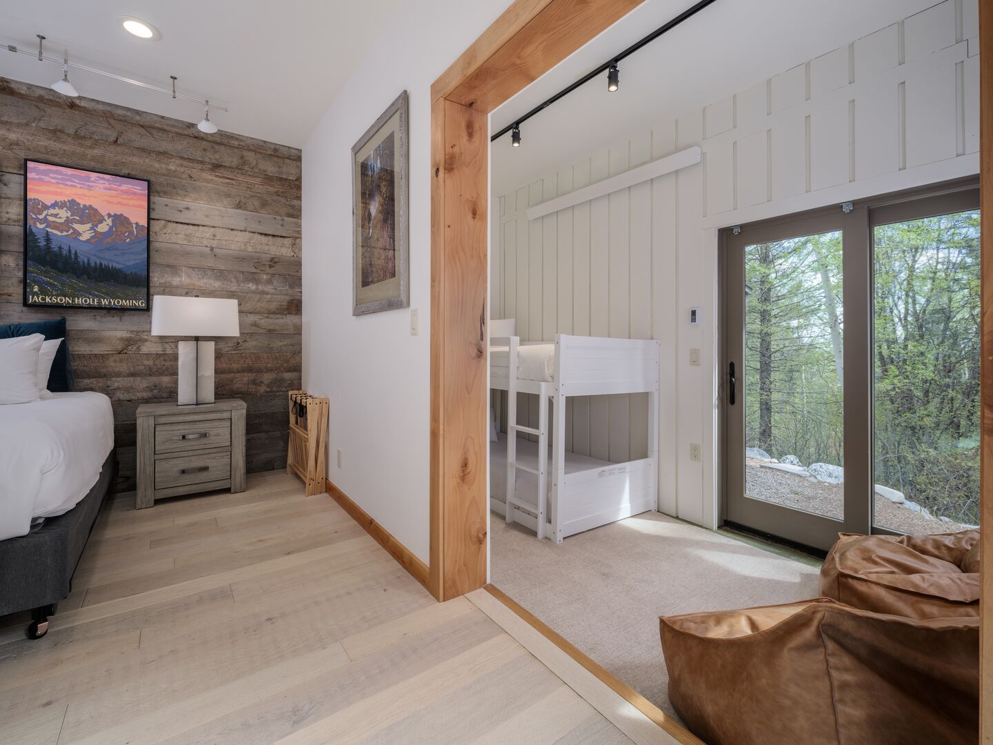 Guest House Studio - King Bed & Bunks