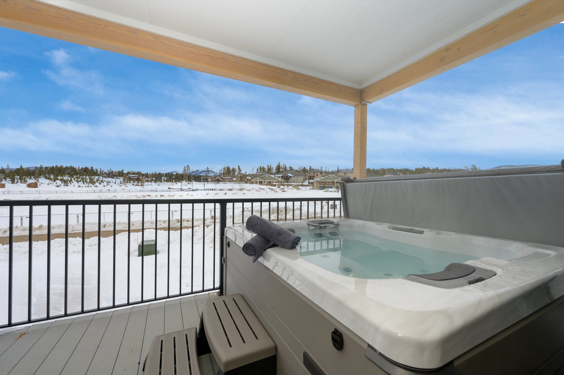 Brand New Condo, High Quality, Private Hot Tub, Sleeps 6 in beds + Sleeper Sofa