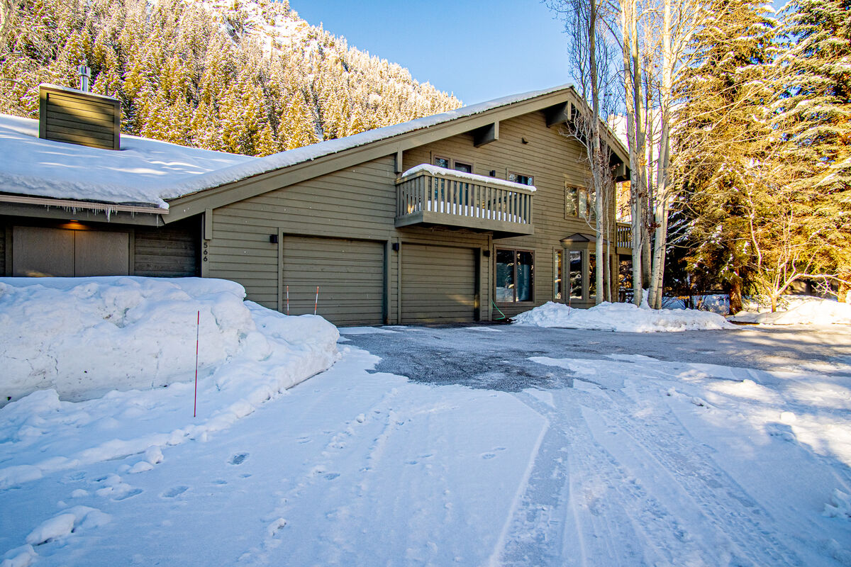 Access to one single garage - perfect for snow days!