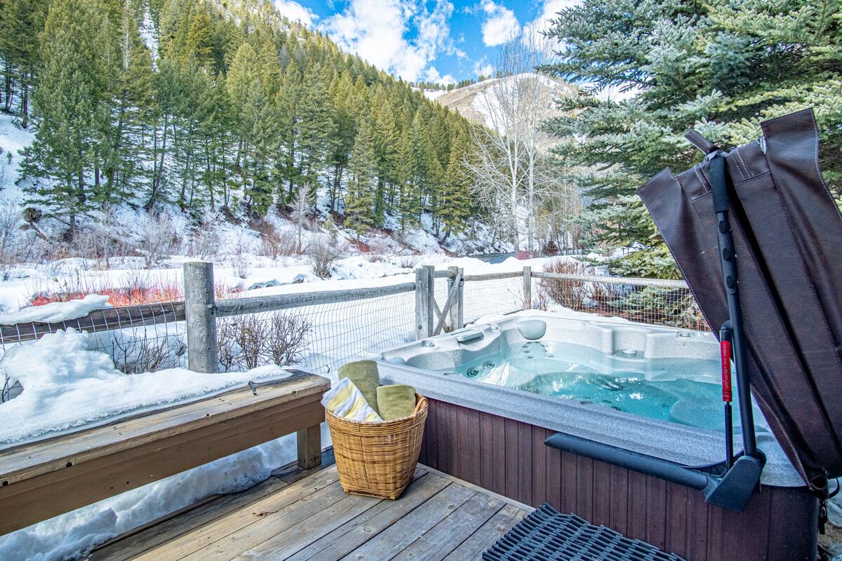 River House - 4BD 4.5BA Private riverfront hot tub with mountain views!