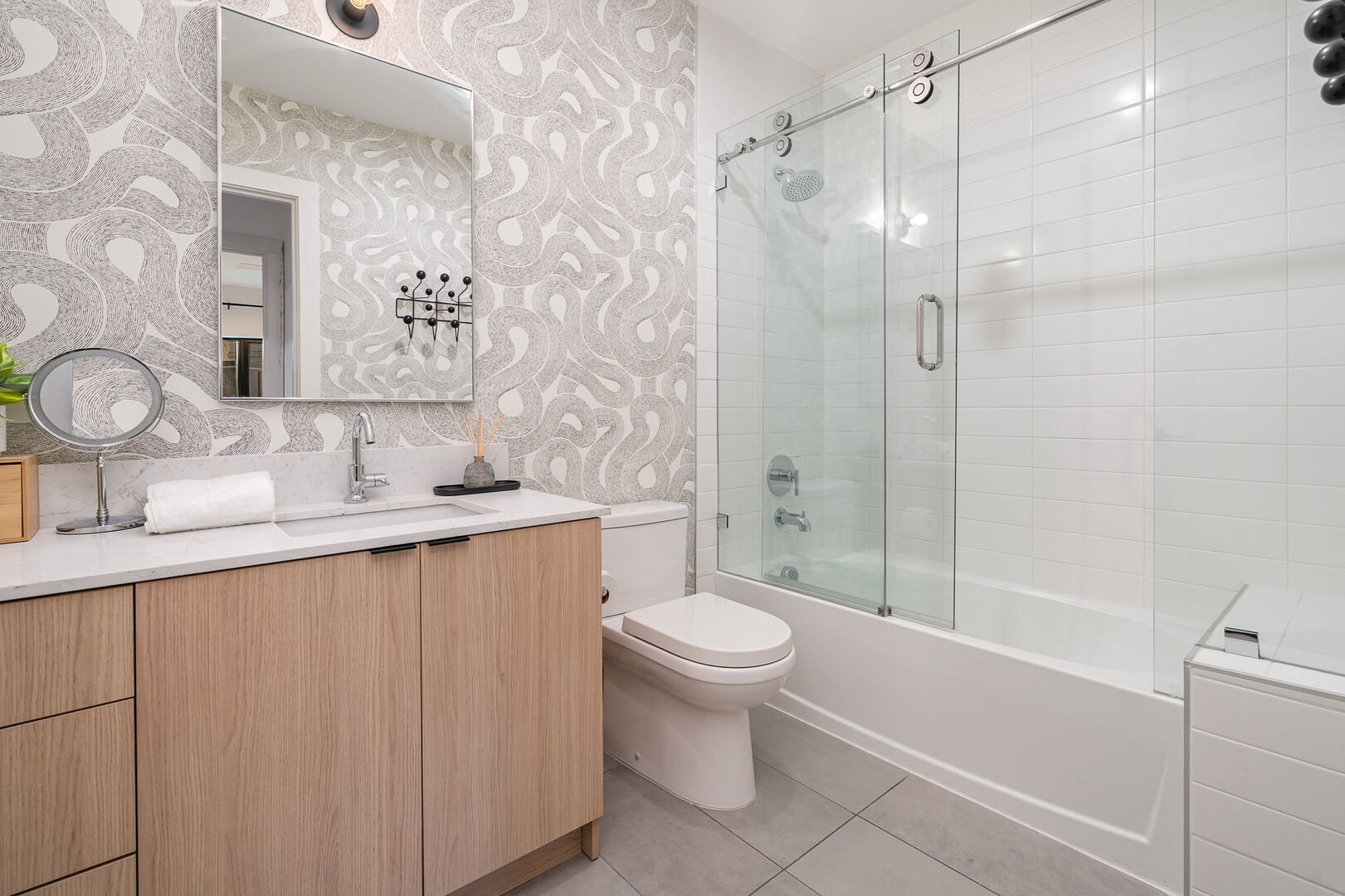 2nd bathroom with a single vanity and shower/tub combo.