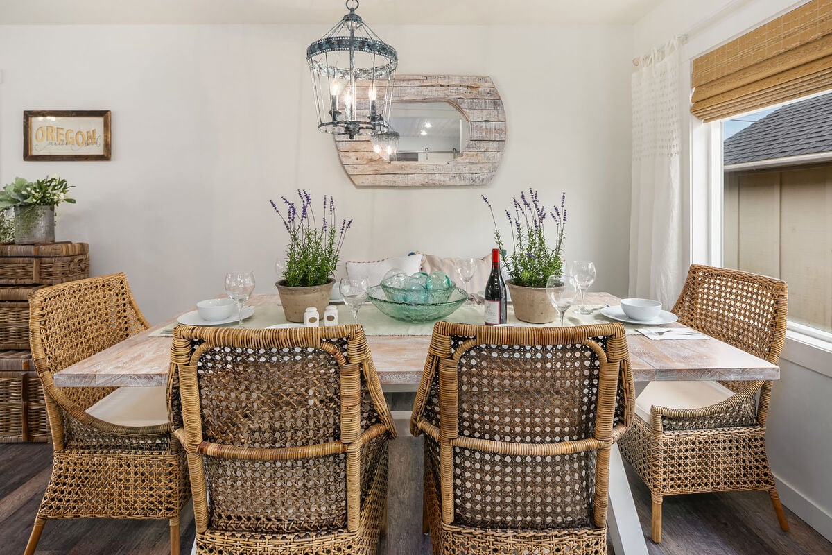 Up to six adults can enjoy a leisurely lunch or lavish dinner. The beautiful seating mixes design with comfort and ties in perfectly with the stylish, beachy feel of the cottage.