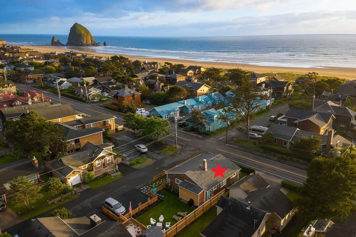 The cottage is located on a corner connecting downtown and the beach.The cottage is just one short block from the pristine beach and is within easy walking distance of the famous Haystack Rock.