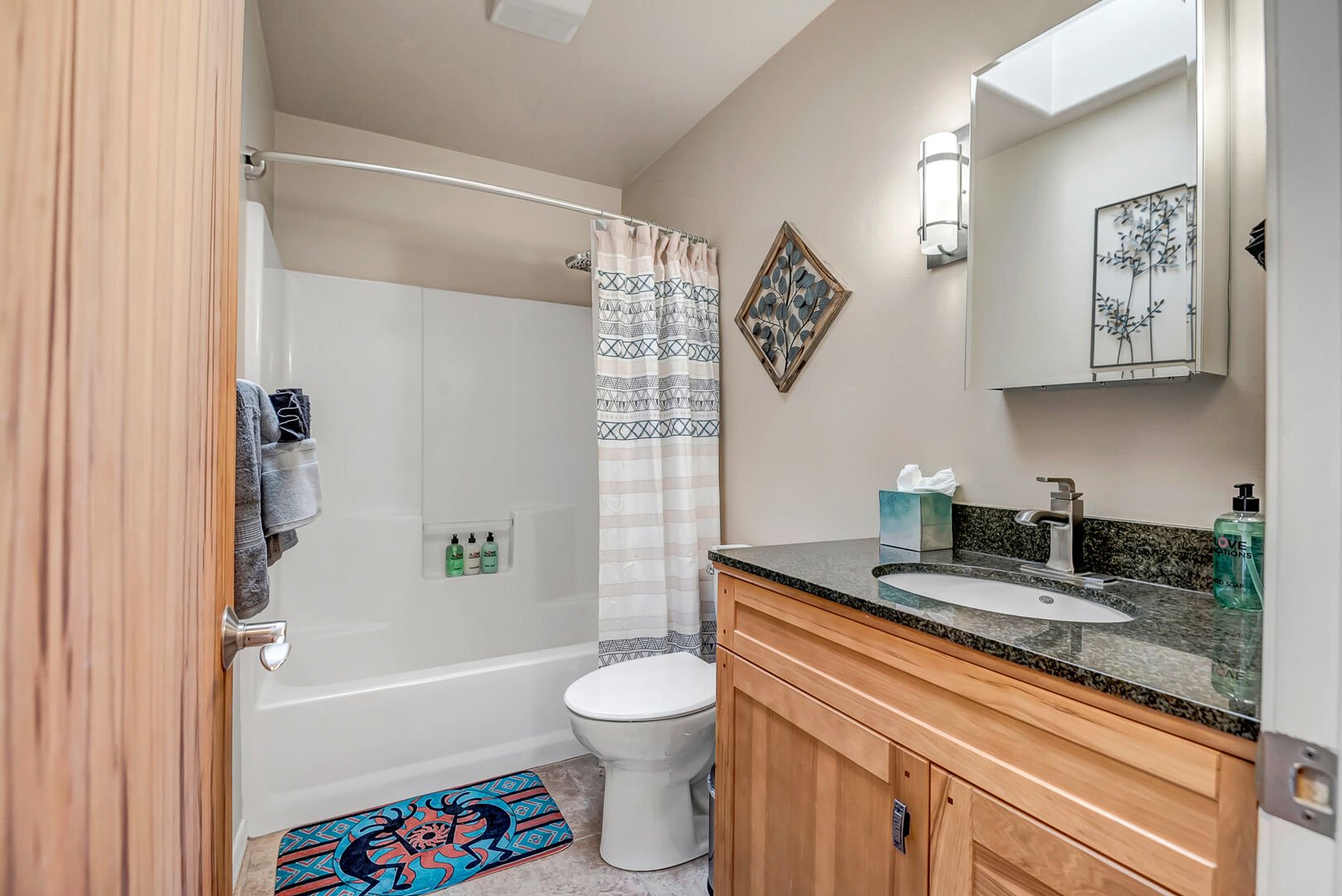Full shared bathroom 2 with tub/shower combo