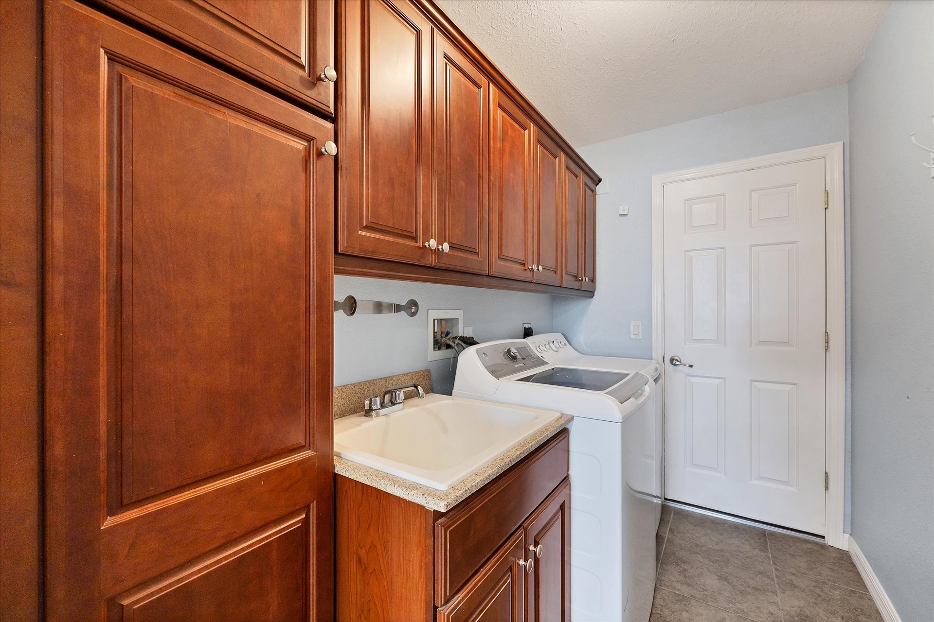 laundry room with full-size washer & dryer