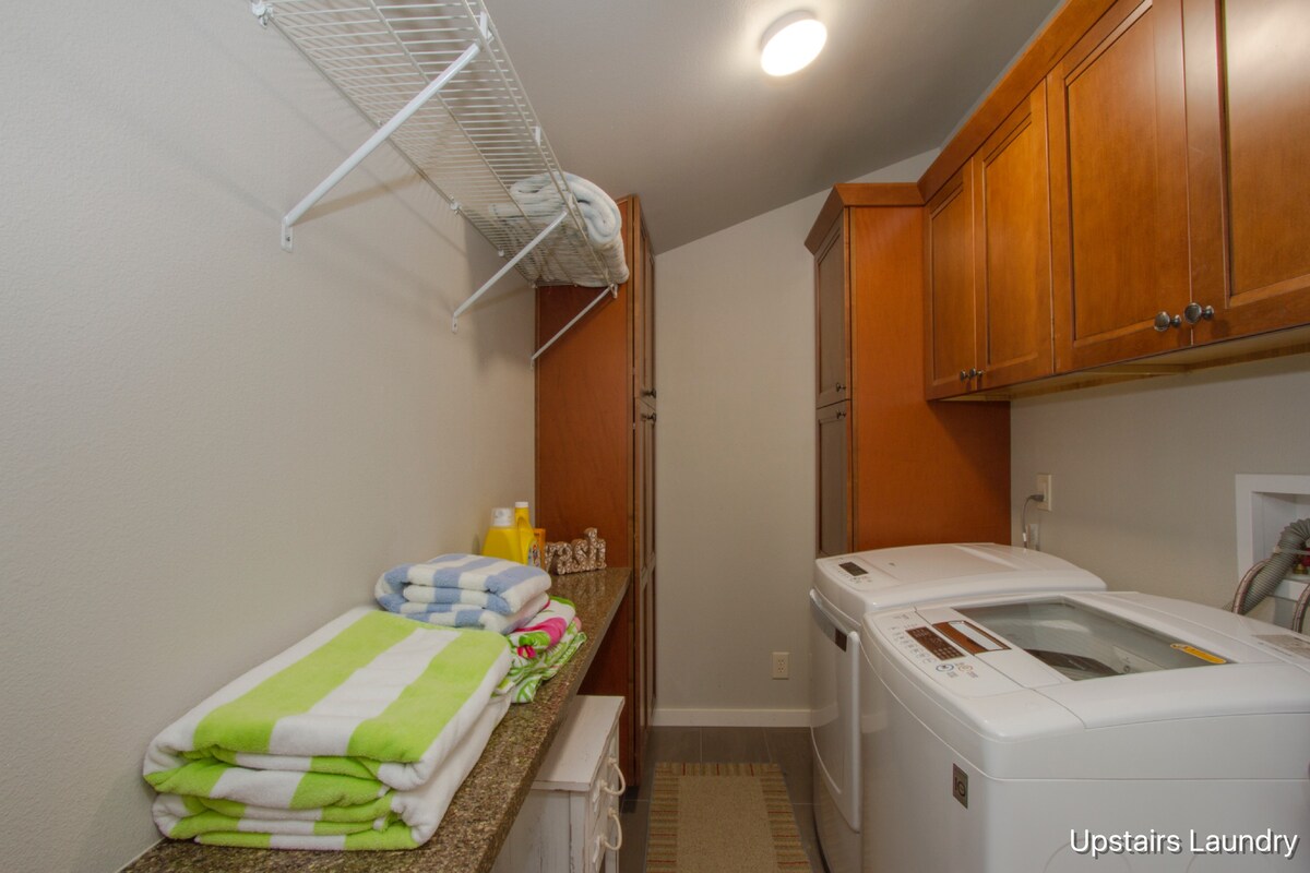 Upstairs Accommodations - Private Laundry Available Just For You