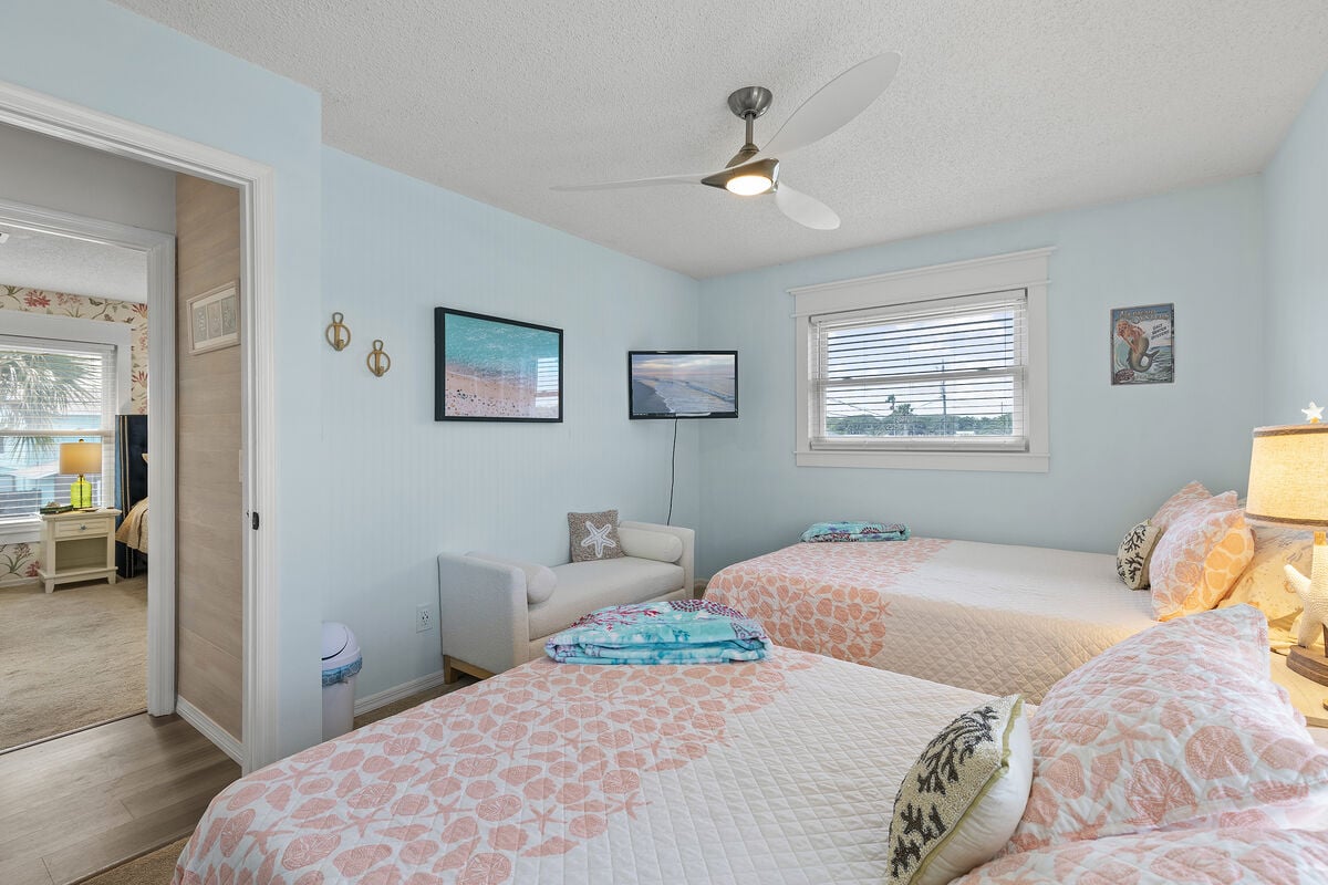 Retreat to this inviting bedroom with a queen and full bed for ultimate flexibility. Enjoy leisure time with a TV, cozy up on the sitting bench, and keep your wardrobe organized in the closet.