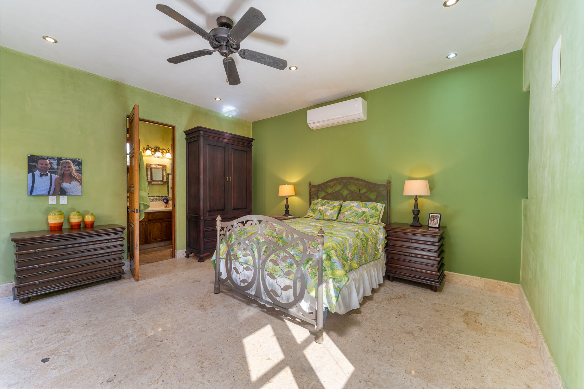 Downstairs Bedroom 3 / Ceiling Fan/ Air conditioning/ Internet / Full Bed