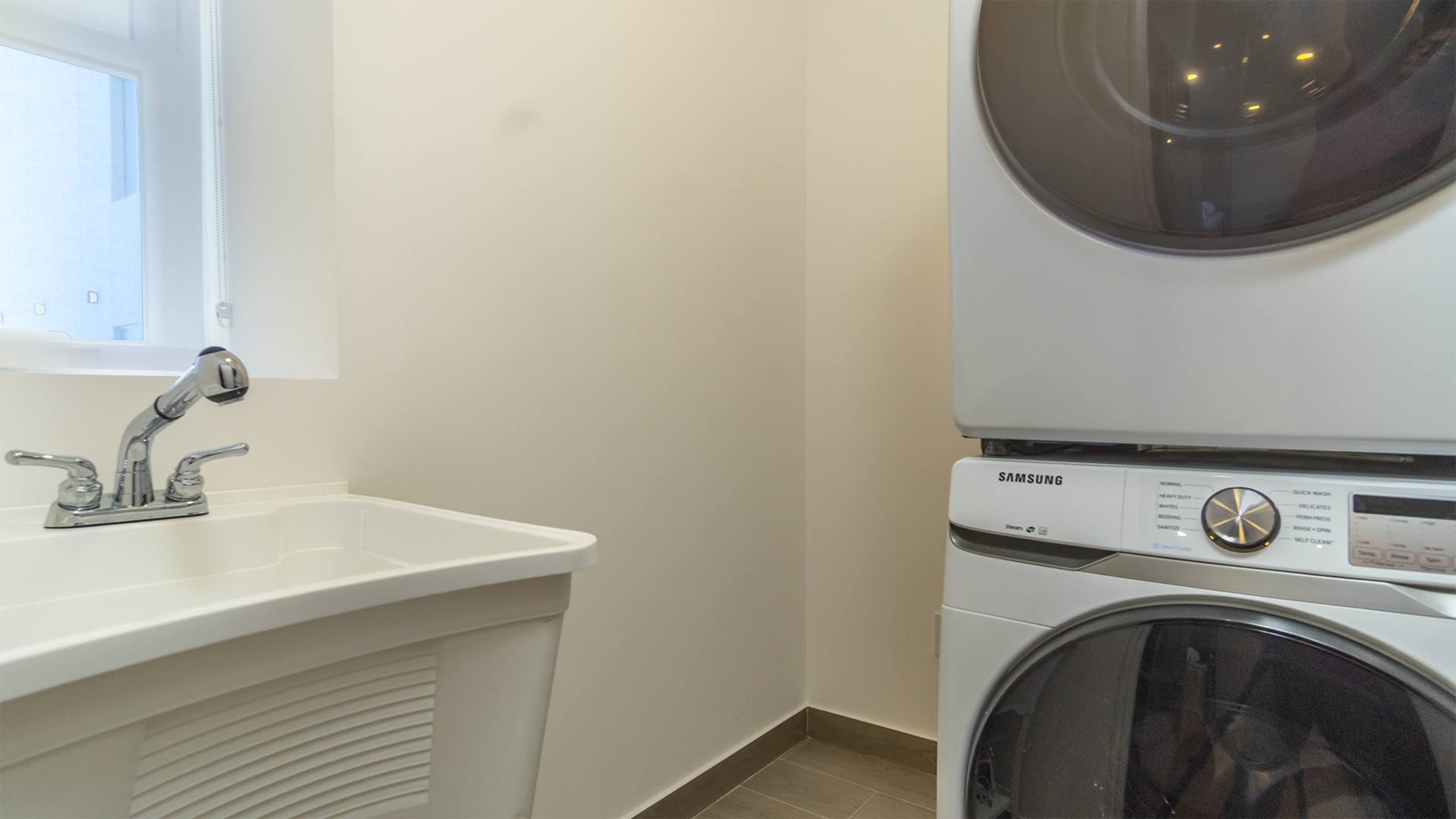 The utility room with a sink and washer/ dryer