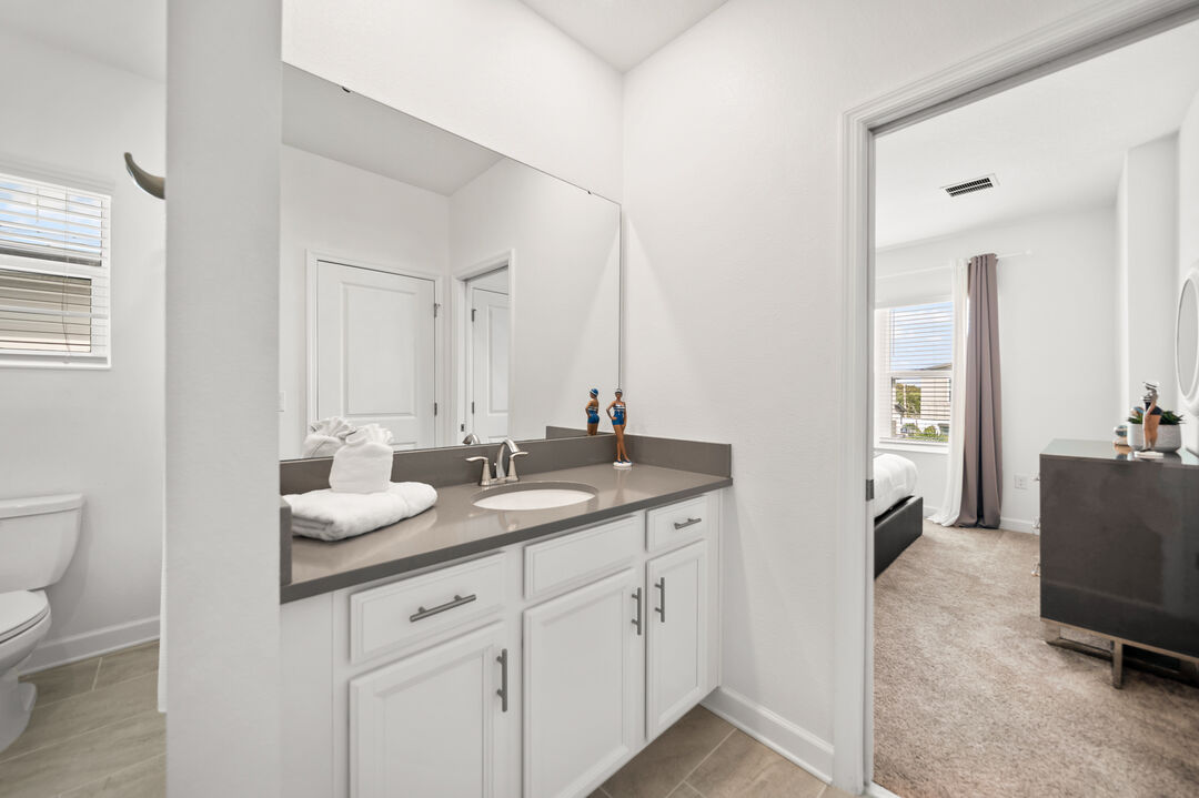 Guest bathroom w/ a combo shower and bathtub