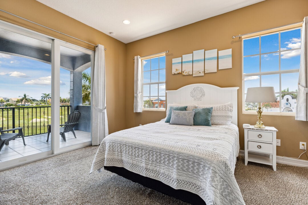 Upstairs guest bedroom w/ shared balcony access