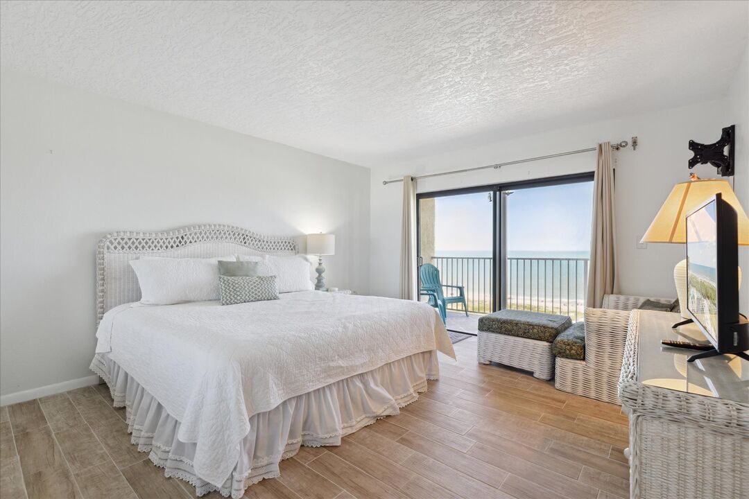 Guest Bedroom w/King Bed