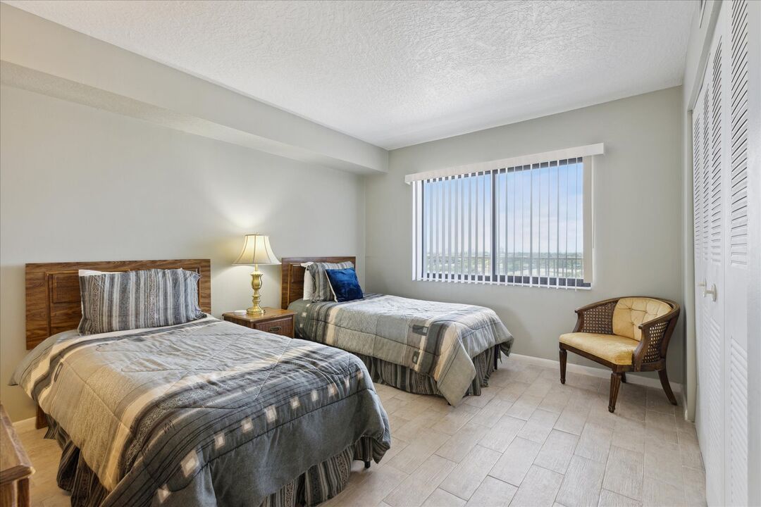 Guest Bedroom w/Twin Beds
