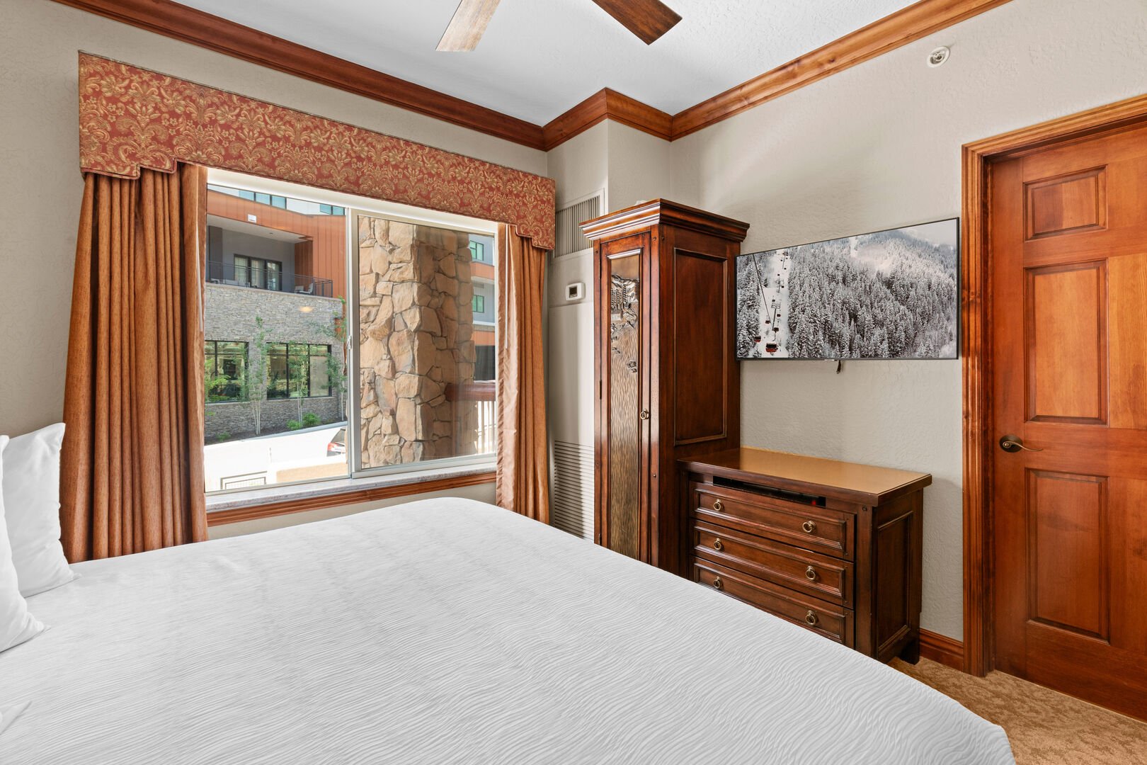 Bedroom / King Bed