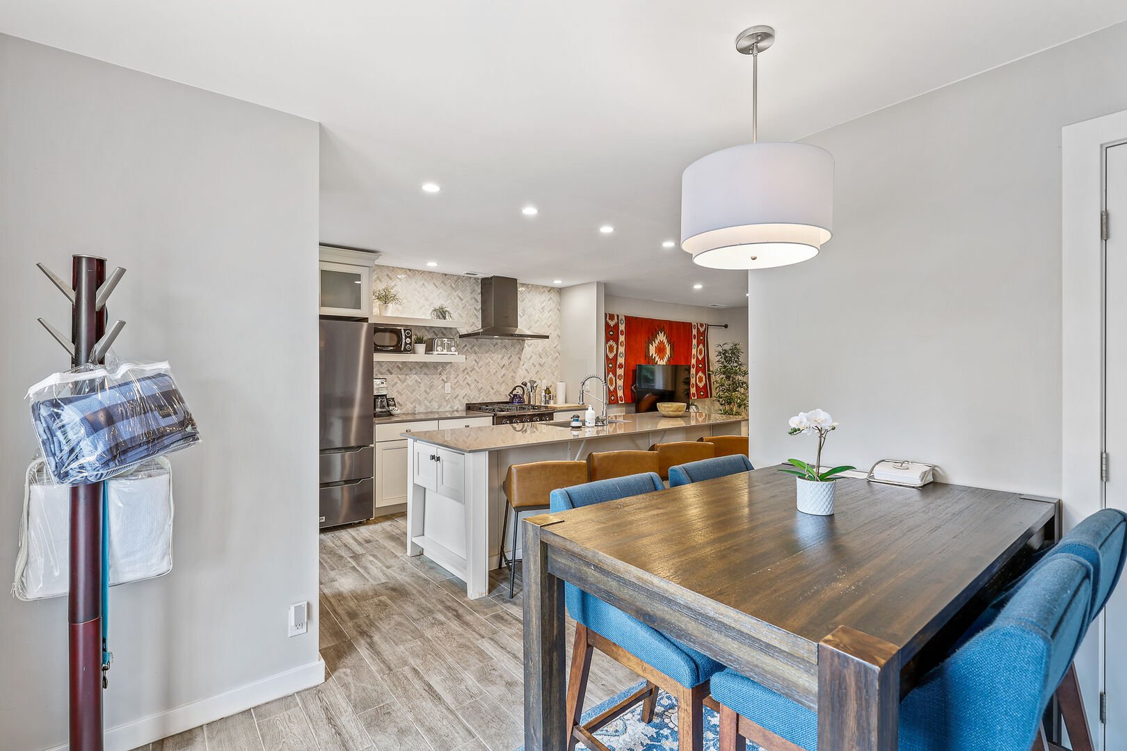 Breakfast bar and dining table, both seating 4 guests.