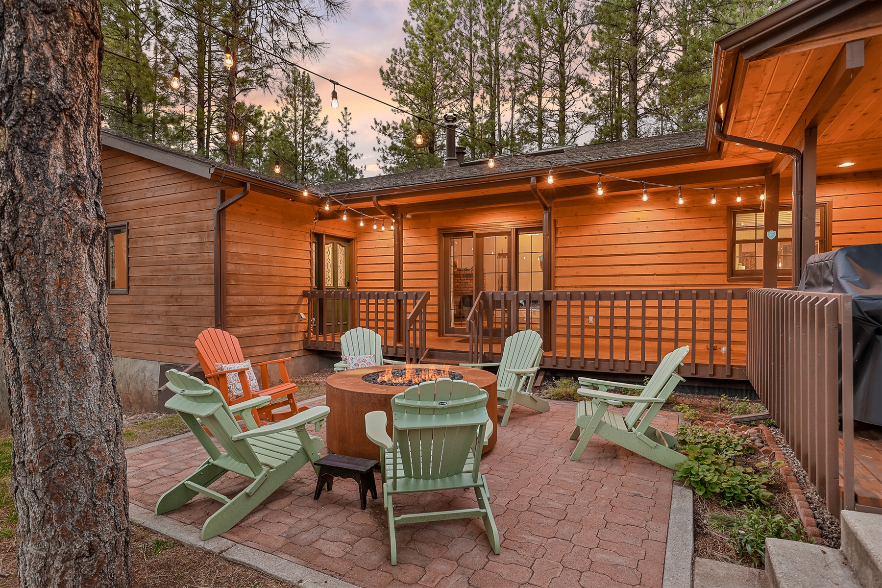 Luna's Lighthouse | Fun Snowbowl Cabin | Firepit, Pool Table & Arcade Games