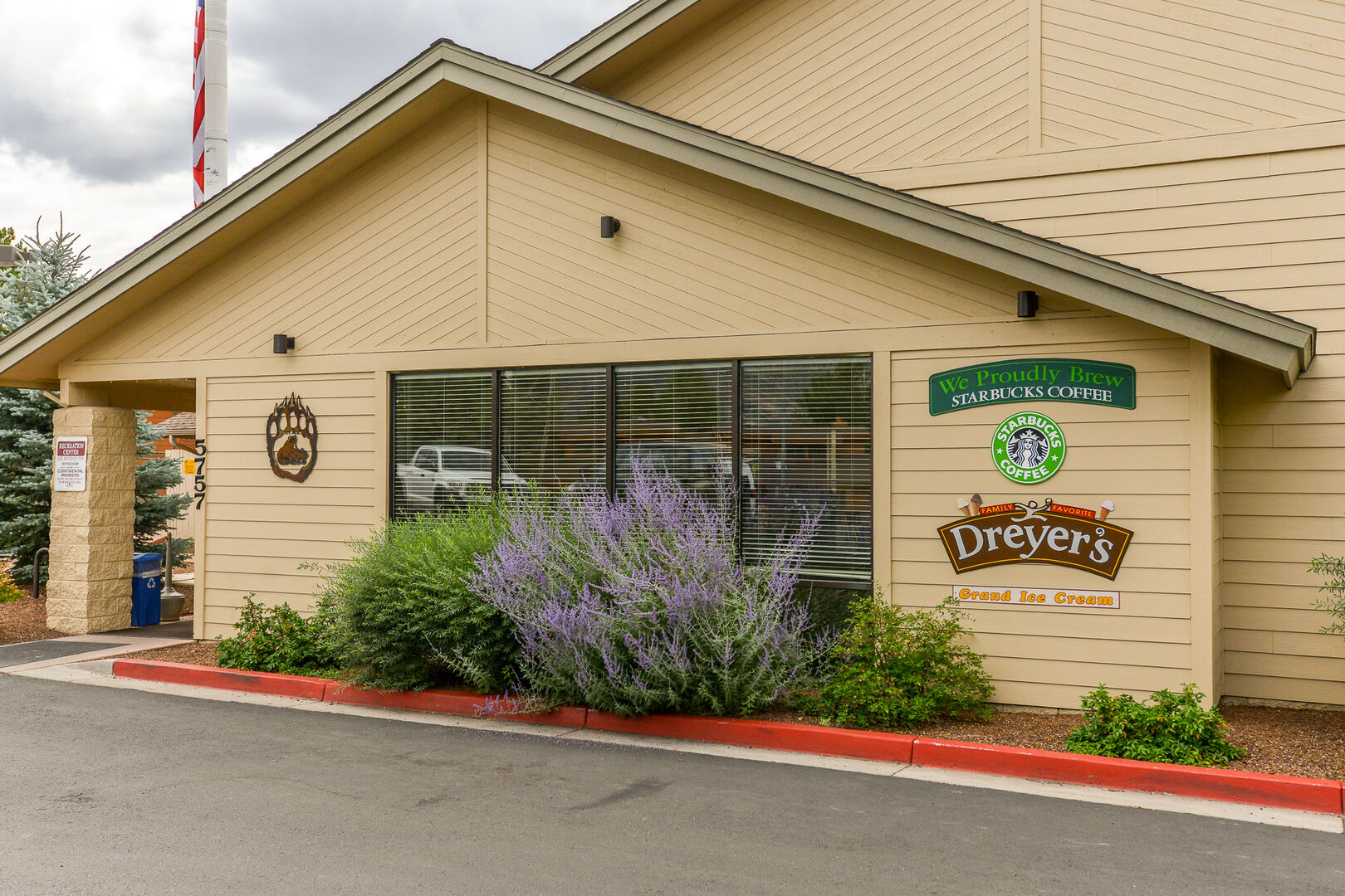 Mountain Oasis is located in the prestigious Continental Country Club, offering easy access to Flagstaff's best attractions, dining, hiking trails, and everything North Arizona has to offer.