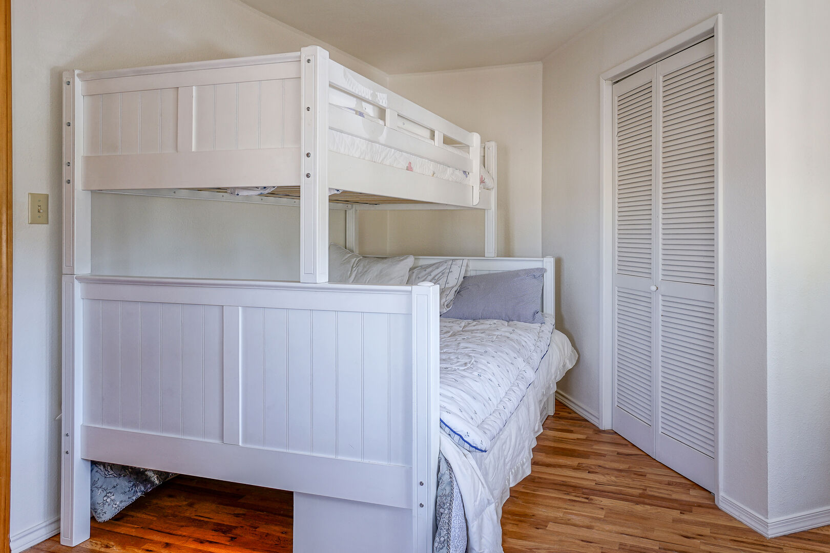 Bedroom 4. (Twin-over-Full Bunk Set): Features TV, DVD player, and an adorable window 
seat, perfect for curling up with a good book.