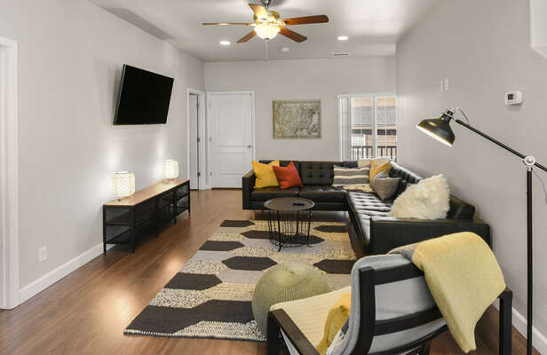 Welcome to Mountain Peaks Getaway by PORTER! This pet-friendly townhouse offers 4 stylish en-suite bedrooms, a spacious layout, central AC and a well-equipped kitchen, making it perfect for large groups.