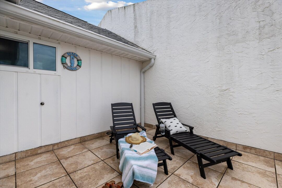 Private Balcony w/Loungers