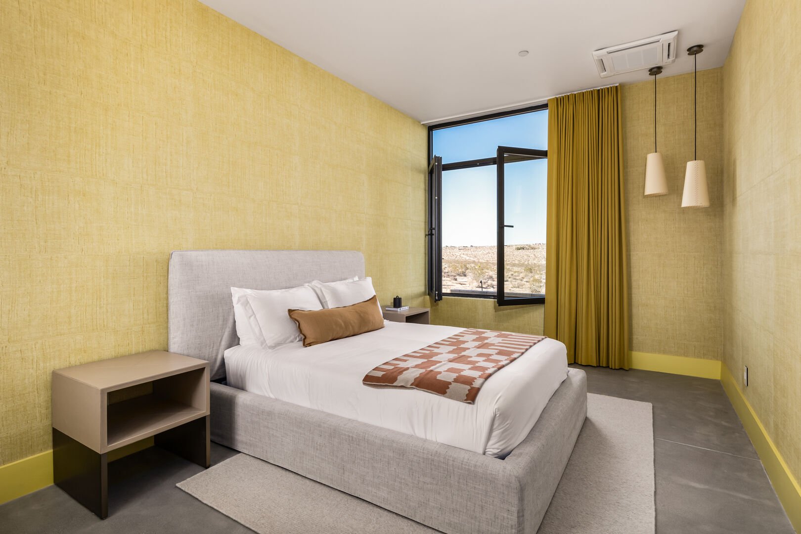 Bedroom 2 - Queen bed