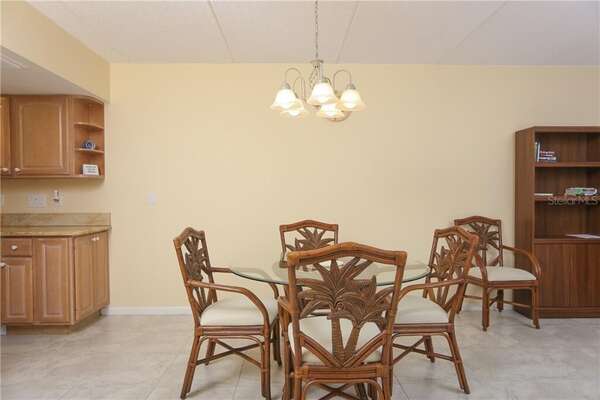 Round dining table for 4