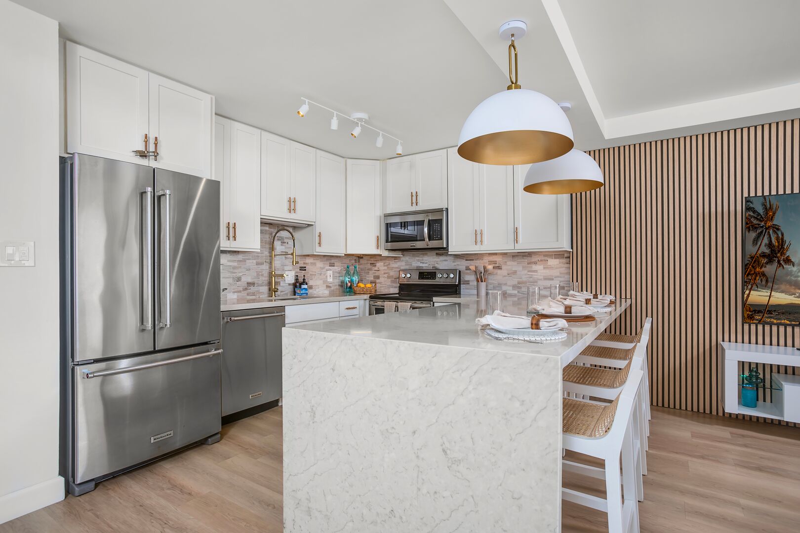 Fully equipped kitchen and dining area with 4 chairs