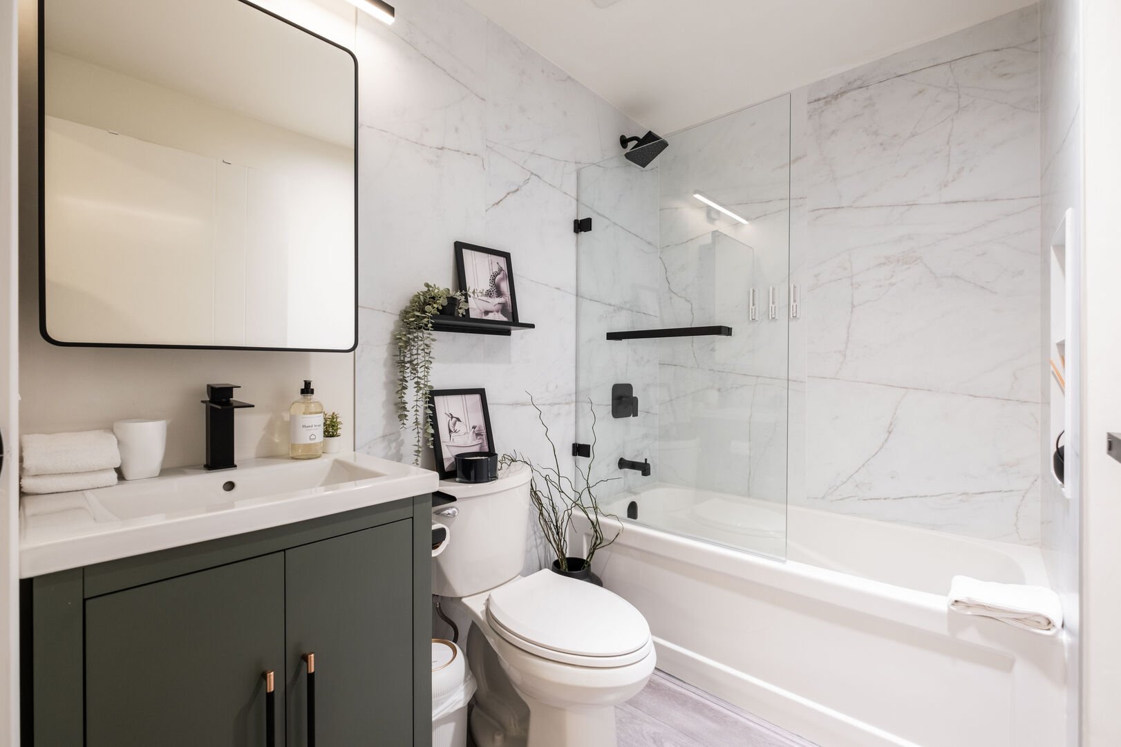 Guest bathroom: Tub/shower combo