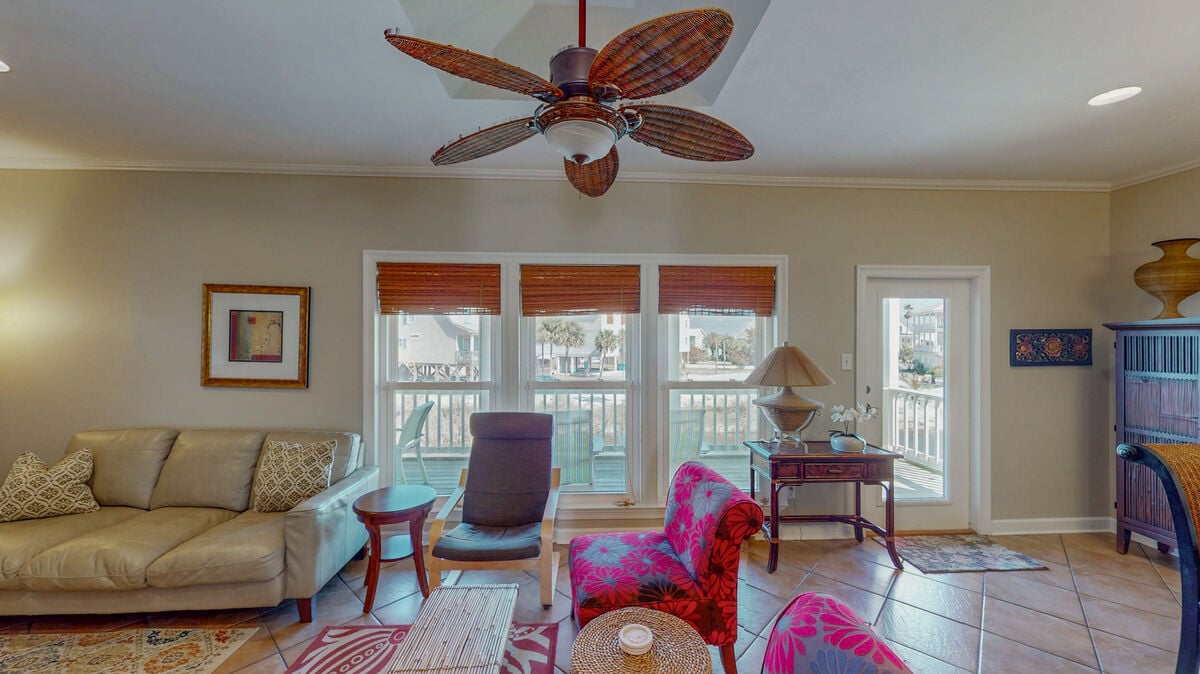 Bask in the luminous natural light coming from the living room windows or step out onto the balcony and enjoy the fresh air and warm breeze.
