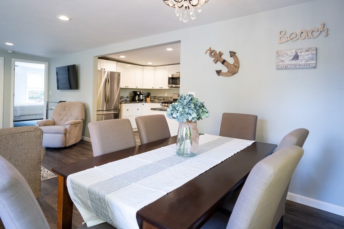 Dining Area with Seating for 6