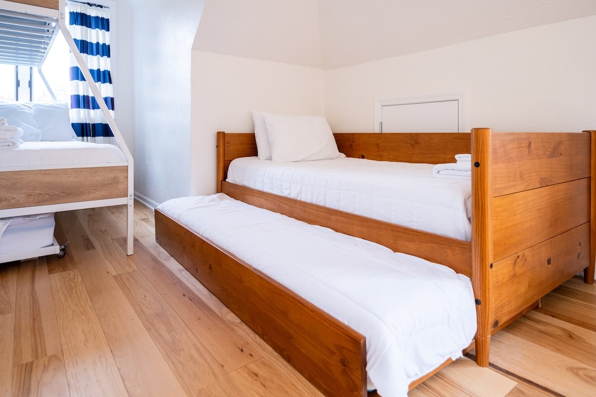 Twin daybed with trundle