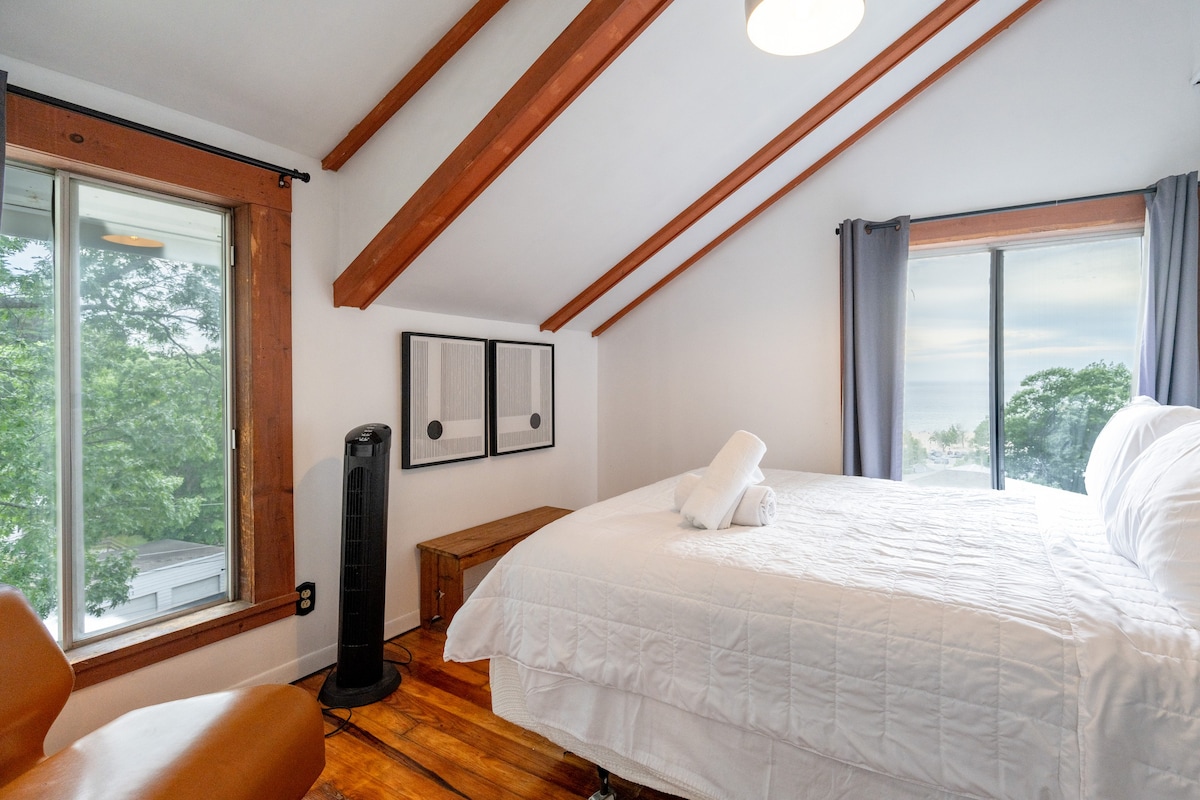 Bedroom with Queen Bed