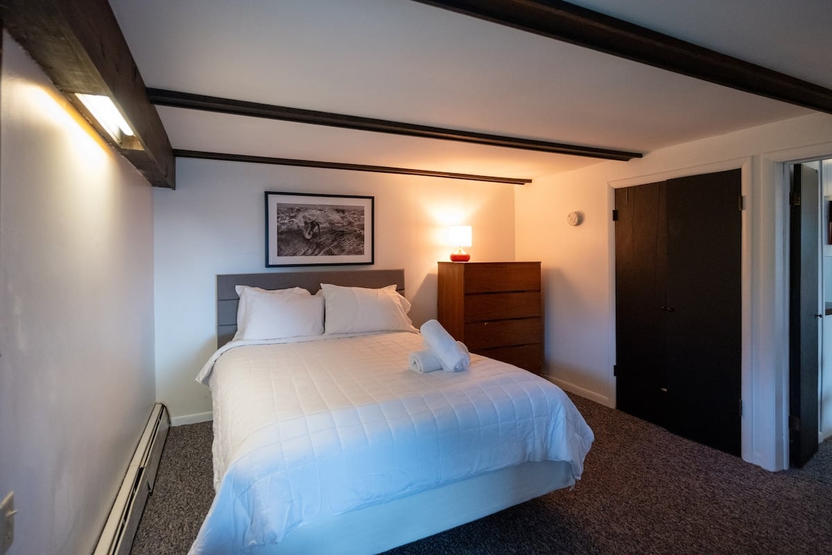 Bedroom with Queen Bed