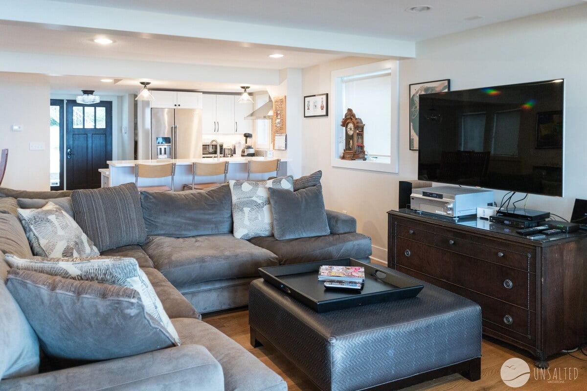 Huge Sectional w/ plenty of seating