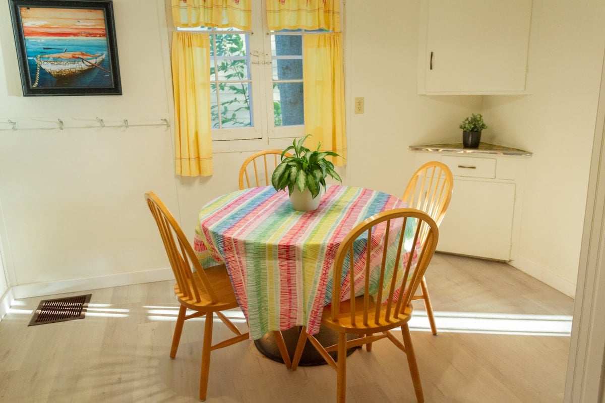 Dining table that can sit up to 4 people
