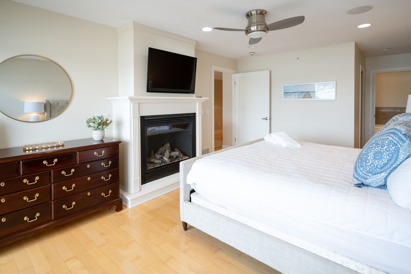 King bedroom with balcony overlooking the lake.