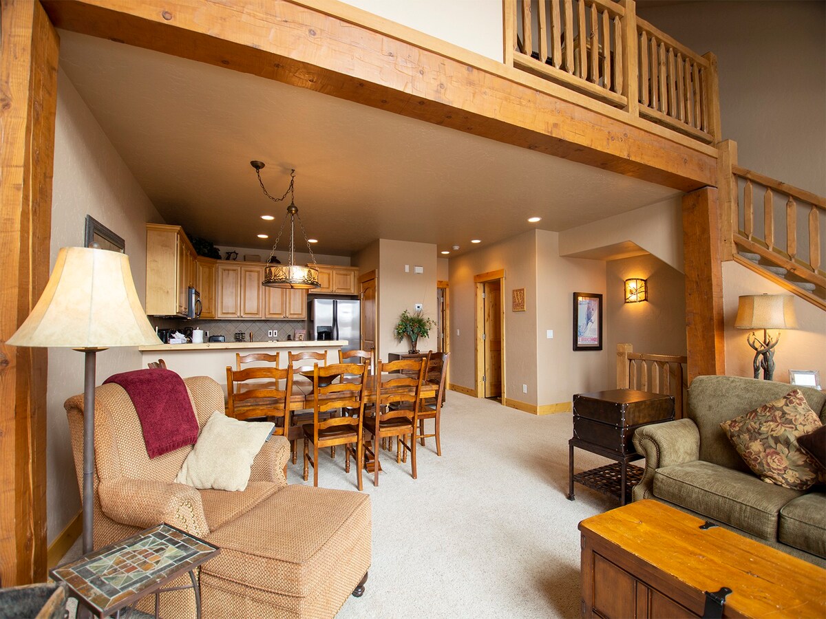 StayWinterPark_Antlers Lakota 406_Living Room