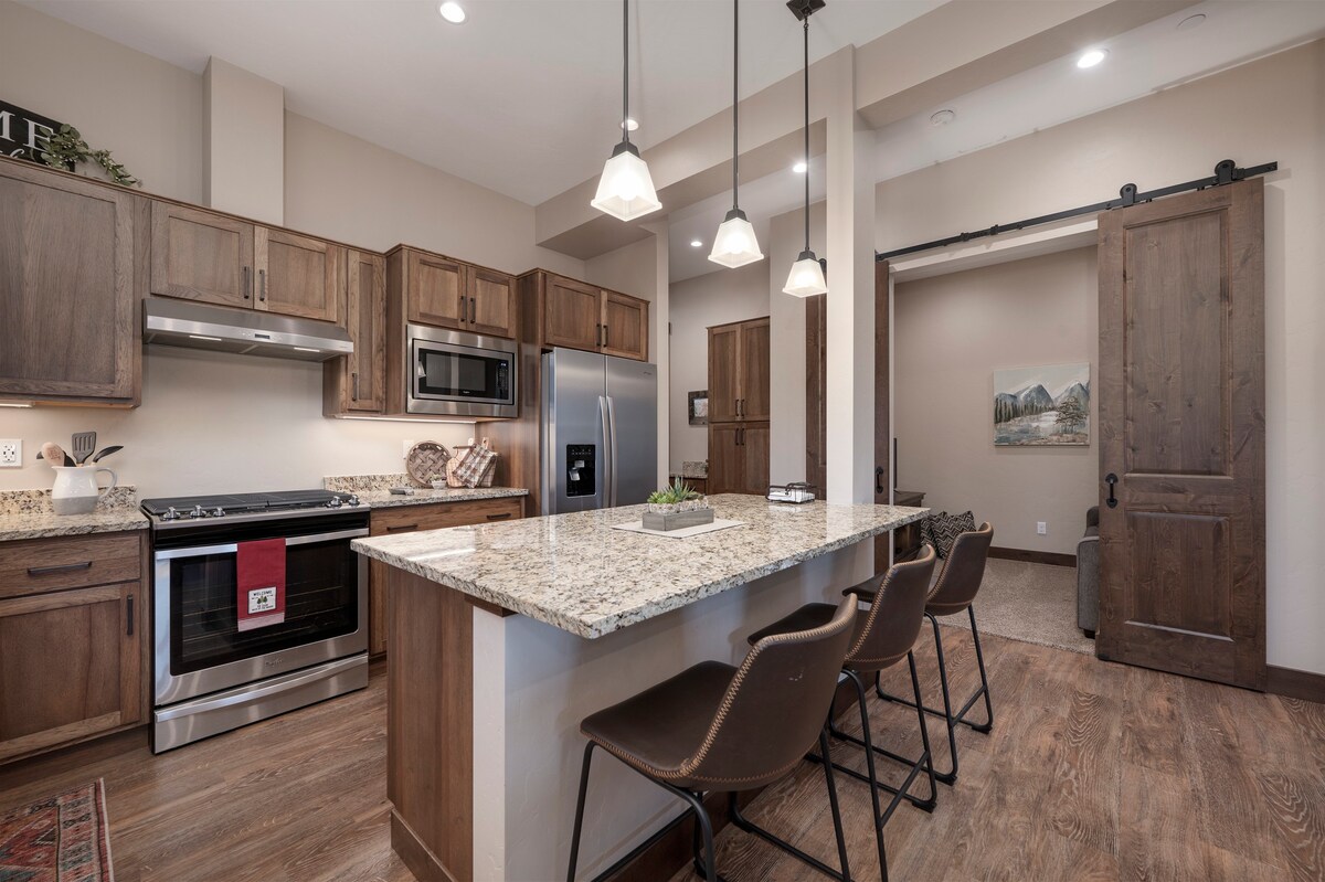 SWP Elk Creek B103 kitchen and breakfast bar