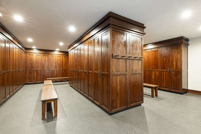 Private ski locker with boot warmers and direct access to the slopes