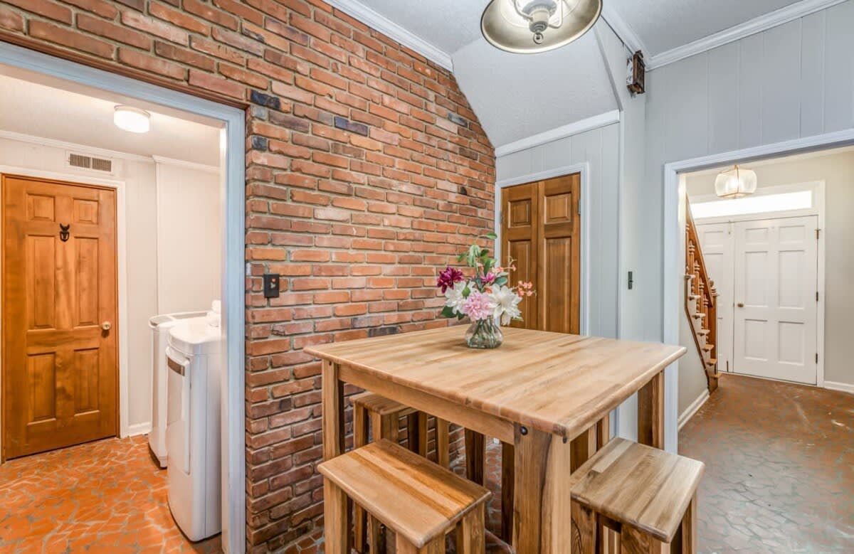 Eat-in kitchen area