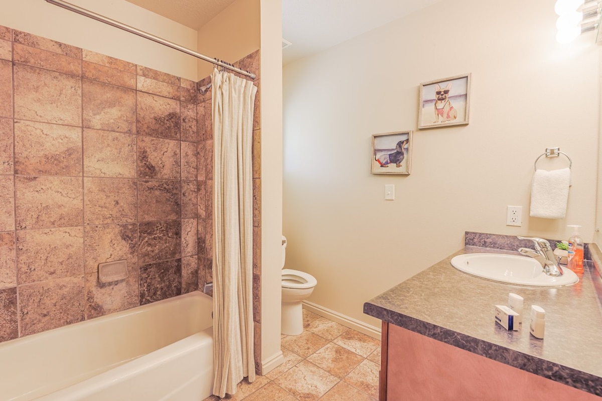 Clean full bathroom for your convenience!