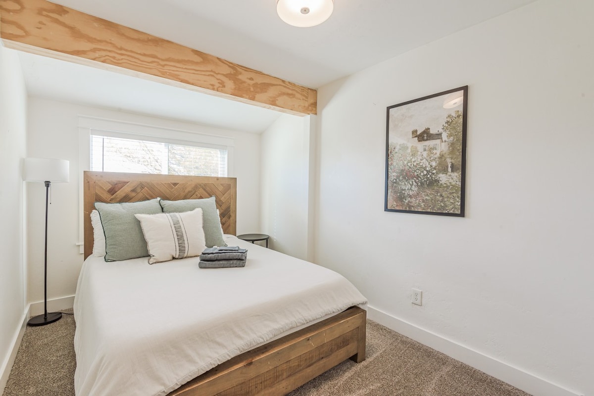 Minimalist room with clean sheets.