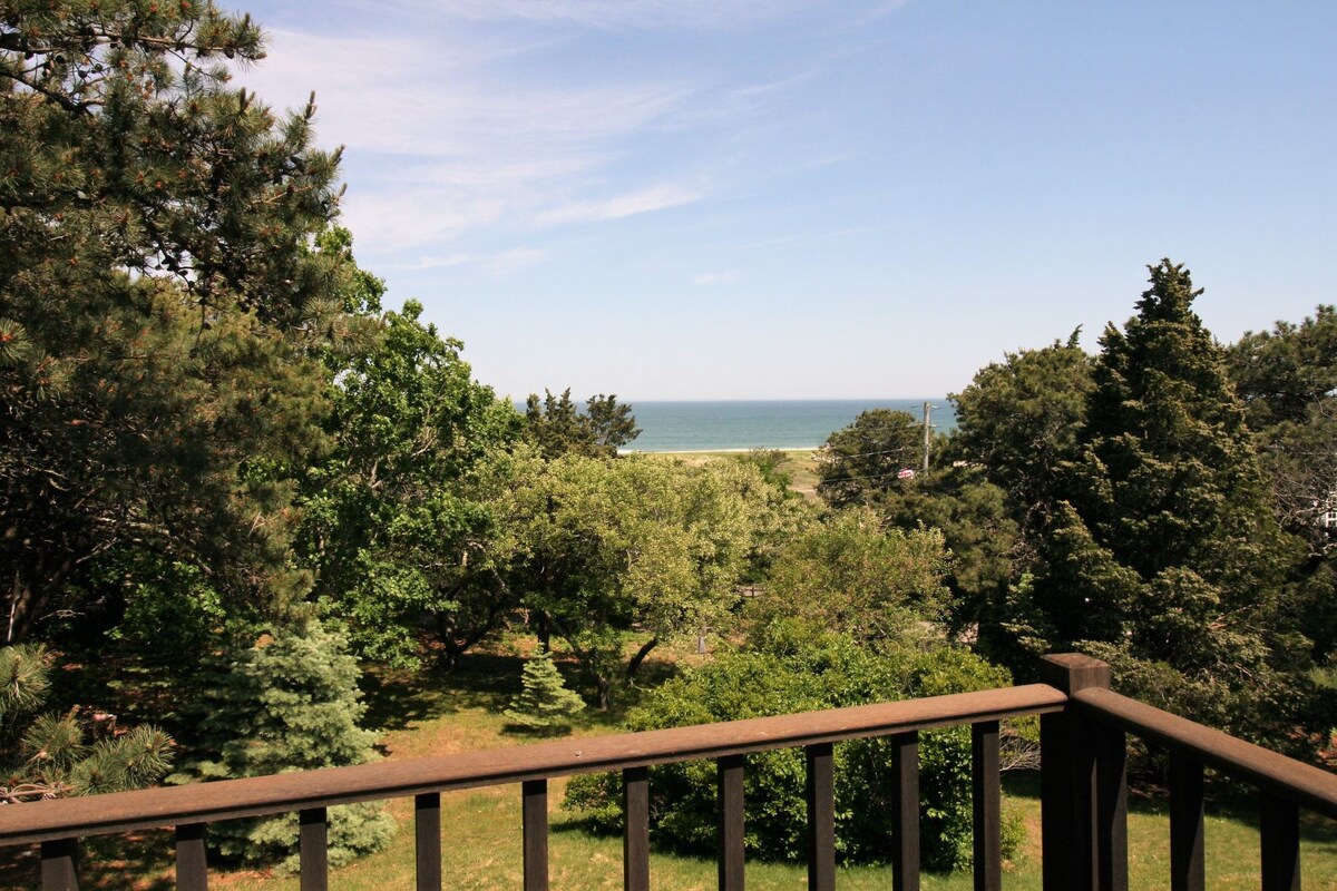 Upper level Deck has peeks of the ocean