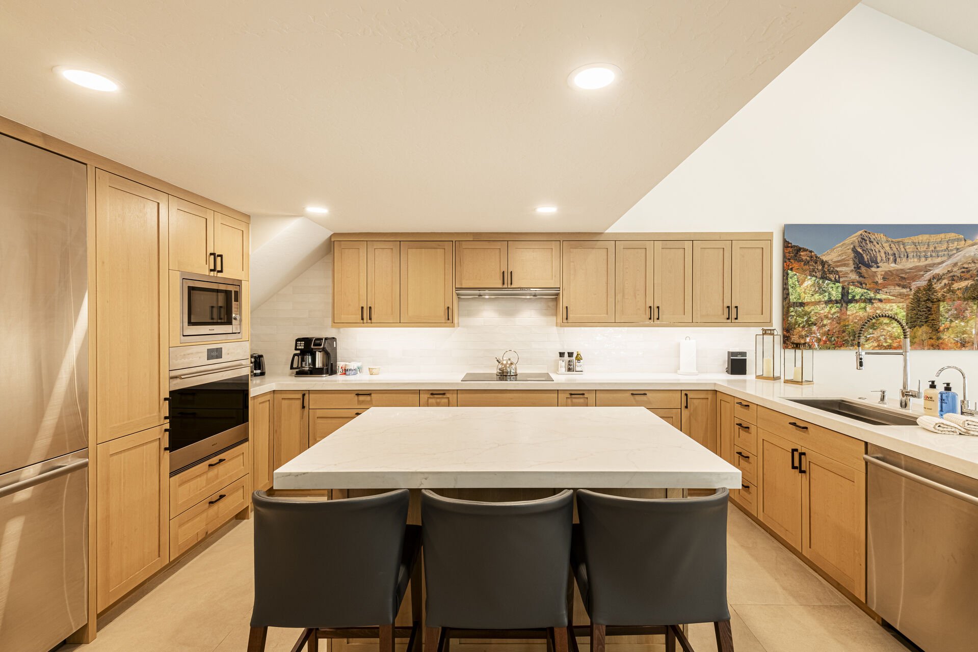 All new fully equipped kitchen and high-end appliances All new fully equipped kitchen and high-end appliances