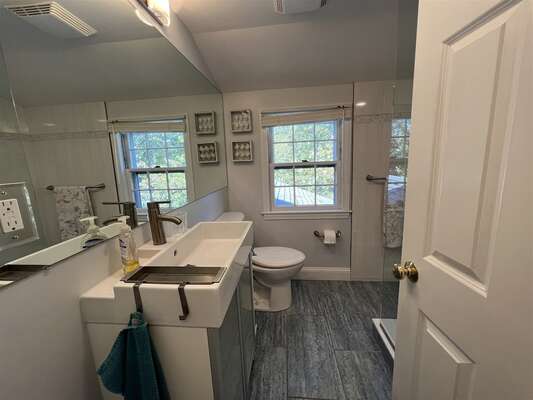 Second Floor Full Bath w Shower Second Floor Full Bath w Shower