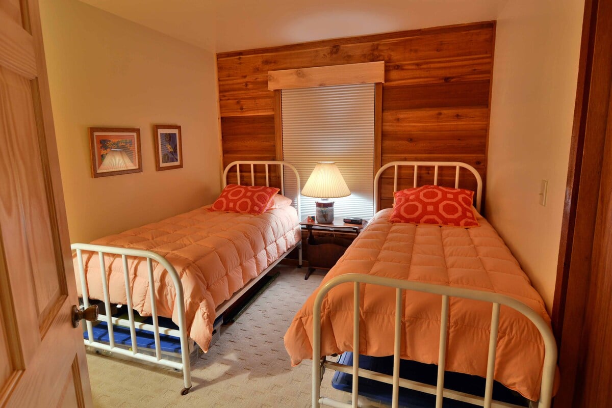 Bedroom 3 is tastefully decorated  and has 2 twin beds.
