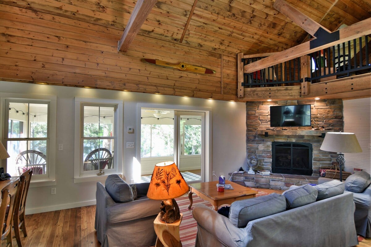 High vaulted ceilings and lakeside views abound.