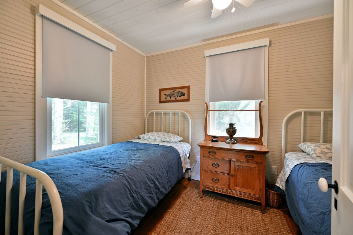 2 Twin Beds and ceiling fan