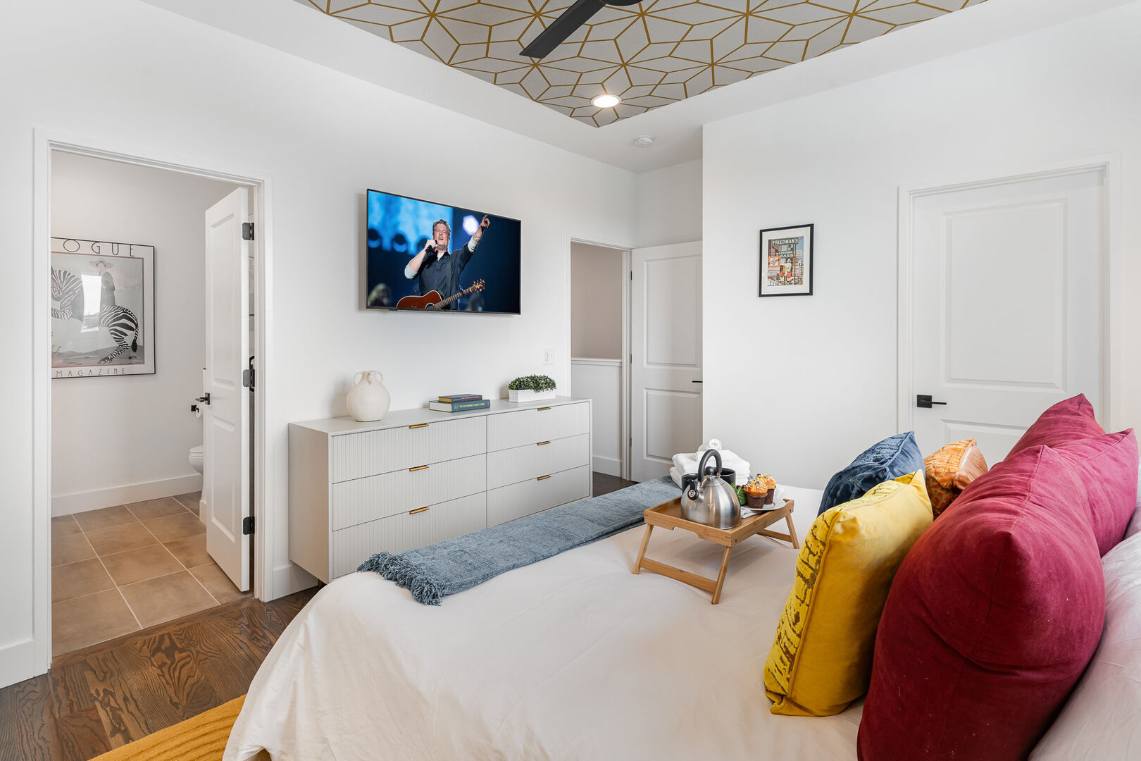 2nd Unit (3rd Floor): Primary Bedroom featuring a King bed, Smart TV, walk-in closet, and en-suite bathroom.