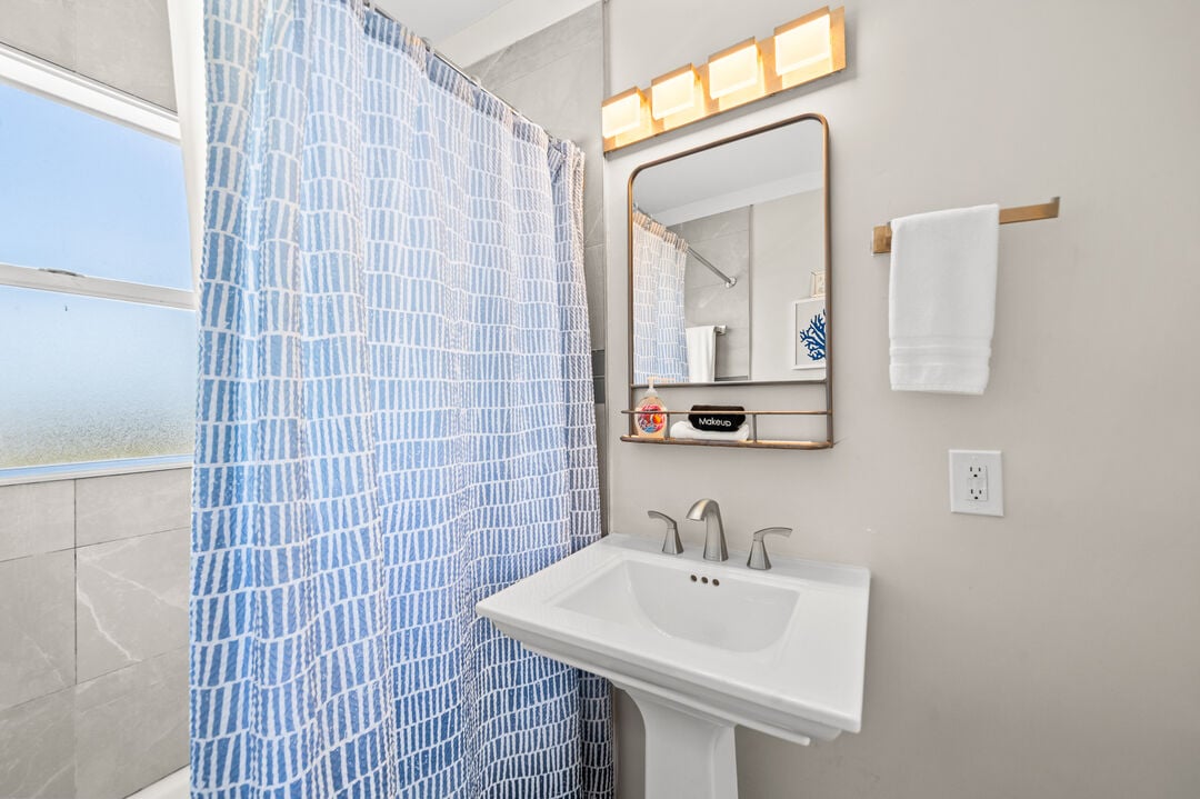 Fresh & clean bathroom